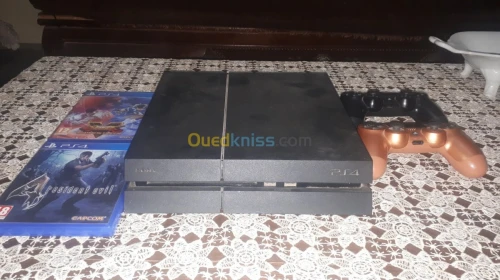 PS4 500GO AVEC DEUX MANETTES ET DEUX C