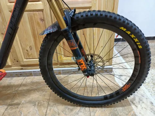 Disponible très beau VTT enduro 12 s 