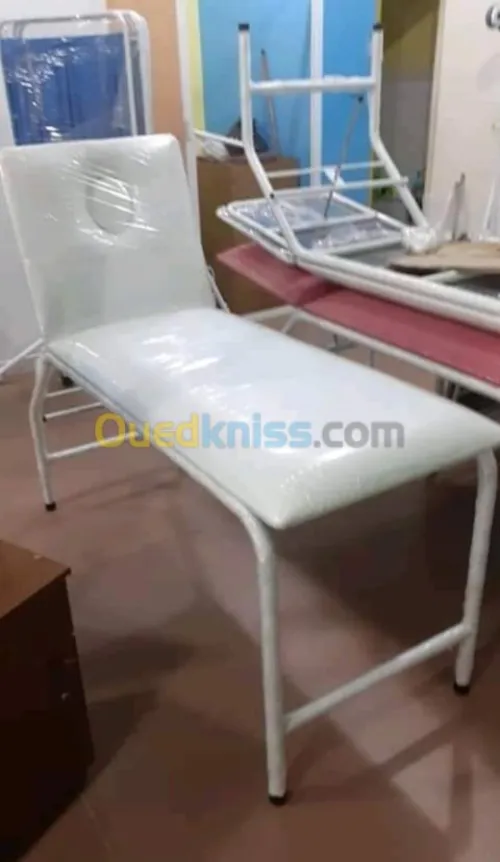 DIVAN DE CONSULTATION AVEC TROU DE VIS