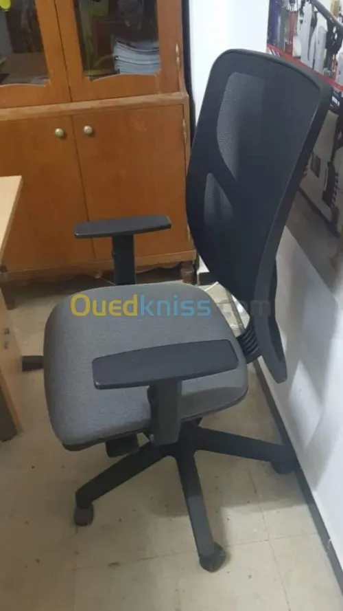 Bureaux + caissons + chaises