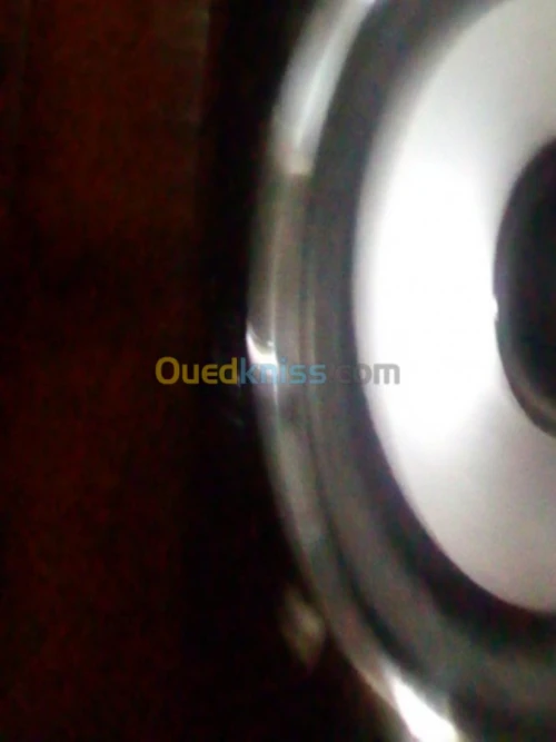 Baffles en bois et DVD 