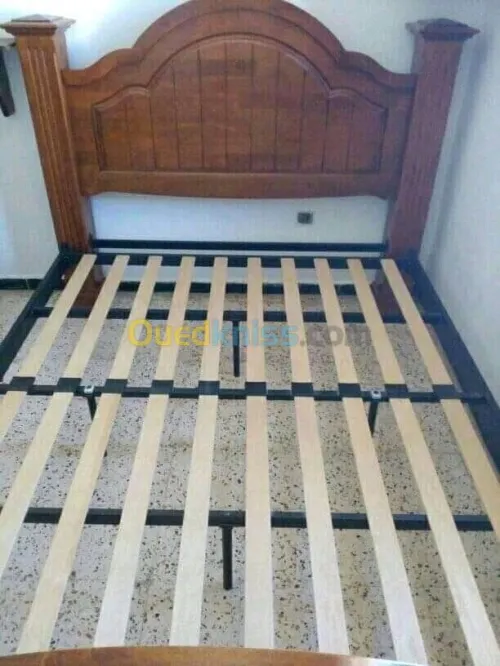 Un lit de luxe et une belle coiffeuse 