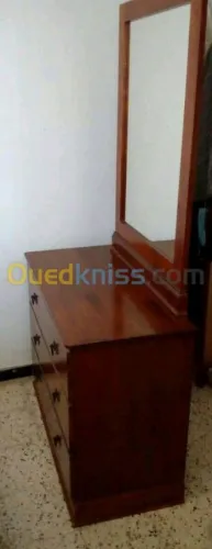 Un lit de luxe et une belle coiffeuse 