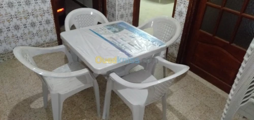 طاولاة بلاستيكية ب أربع كراسي 