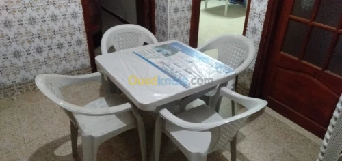 طاولاة بلاستيكية ب أربع كراسي 