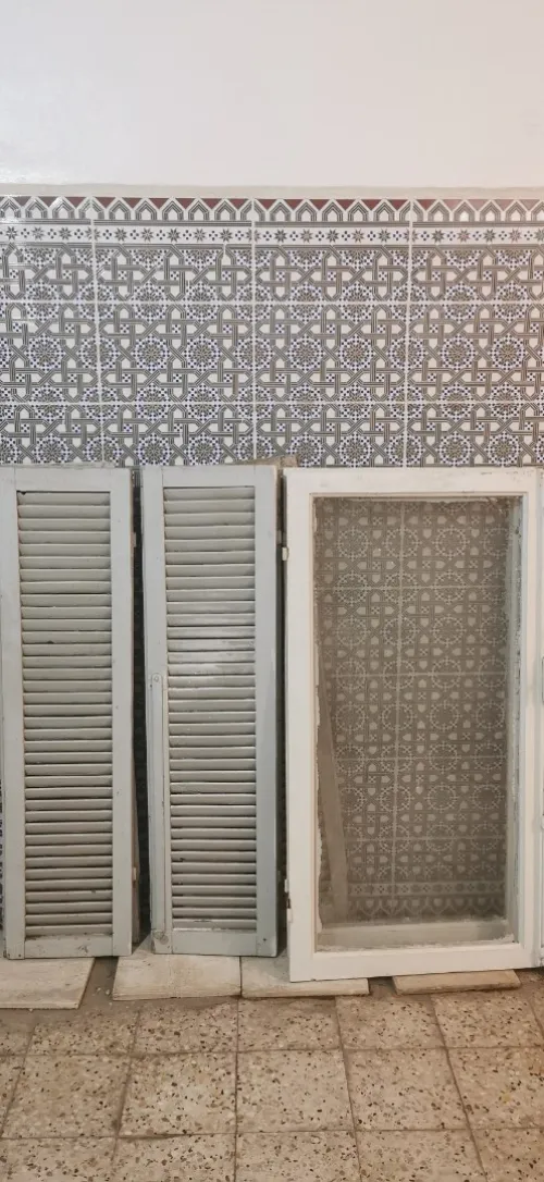 02 Fenêtres en bois avec persienne et cadre  150 cm X 150 cm + Porte d'entrée en Bois