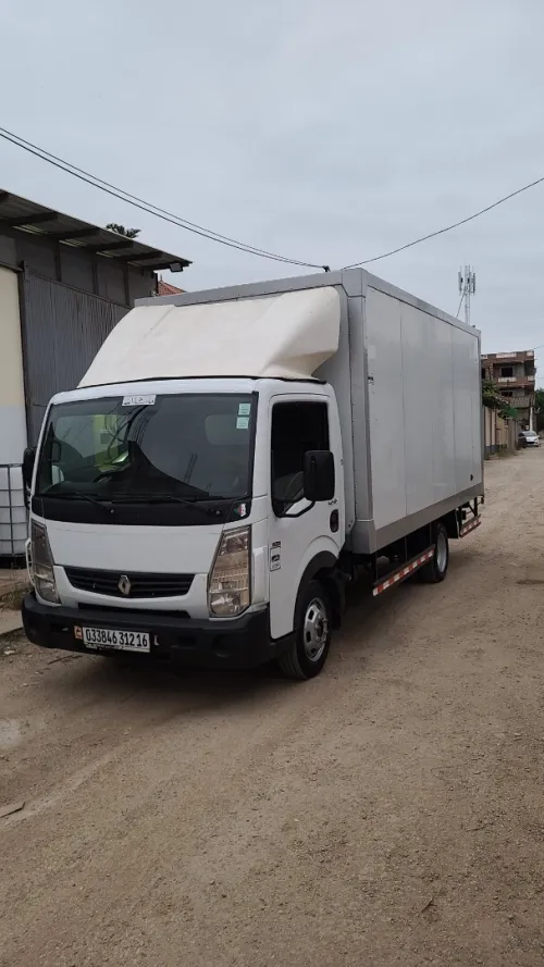 Renault Maxity 2012