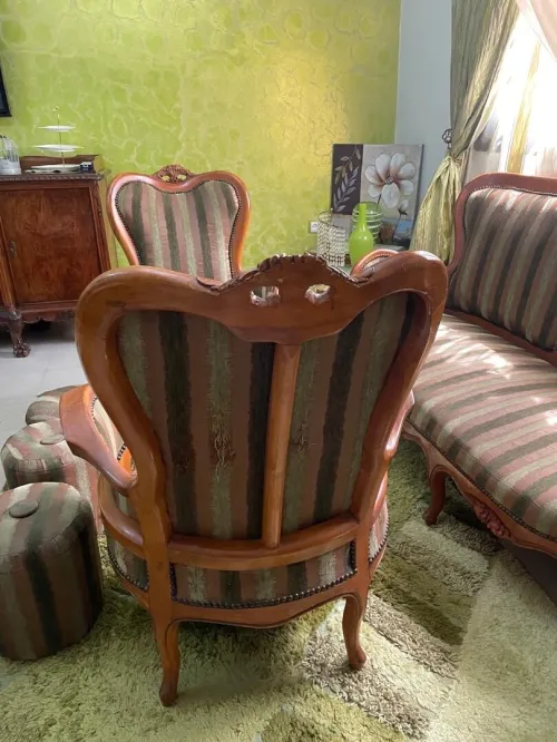 Salon et lits et porte chaussure et porte mentaux 