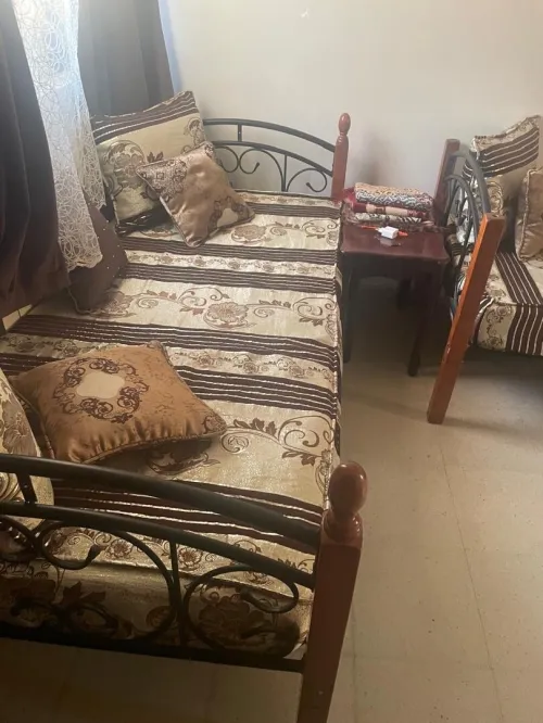 Salon et lits et porte chaussure et porte mentaux 