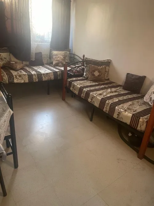 Salon et lits et porte chaussure et porte mentaux 
