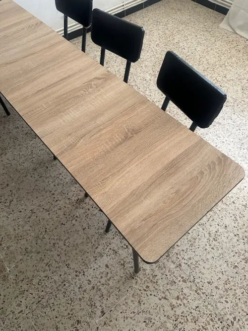 Articles scolaires : tables avec chaises , tableaux et bureaux 