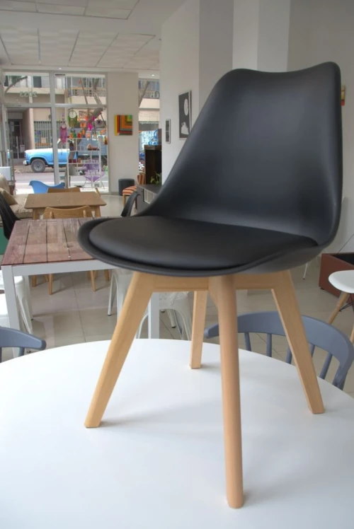 Chaise tulipe en blanc noir gris et Crème