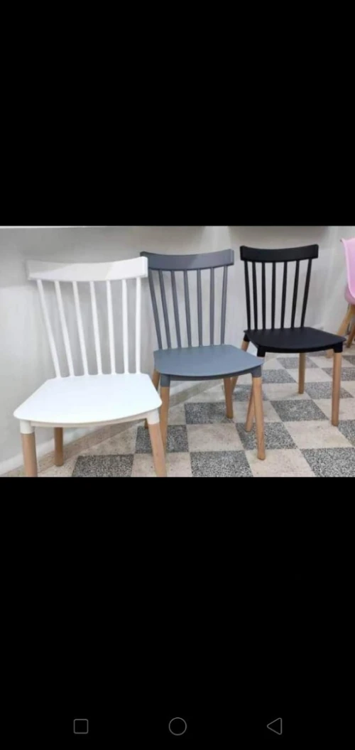Chaise Bistrot disponible en noir blanc gris et Crème