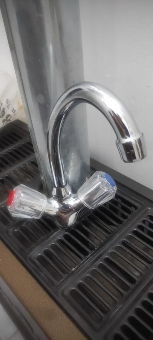 Lavabo avec pieds 60cm + mélangeur + flexible d'eau