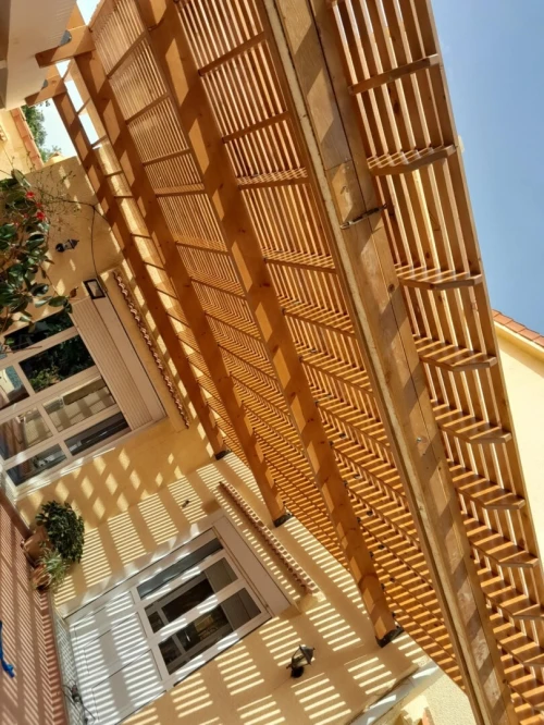 Pergola en bois rouge