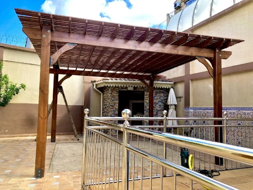 Pergola en bois rouge