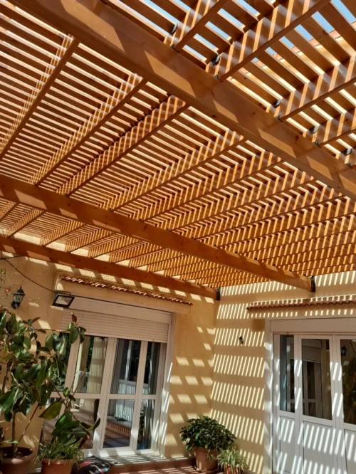Pergola en bois rouge