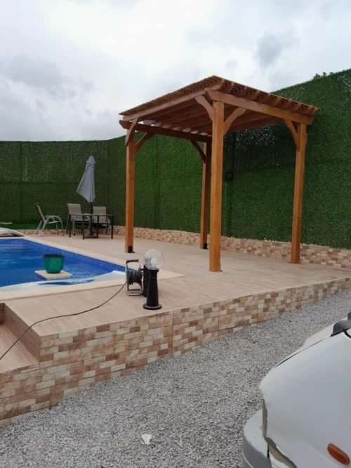 Pergola en bois rouge