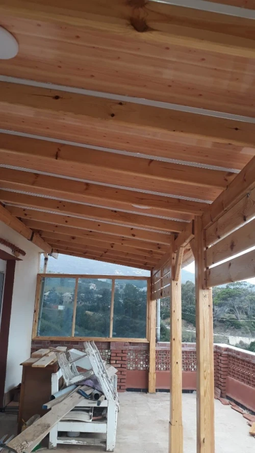 Pergola en bois rouge
