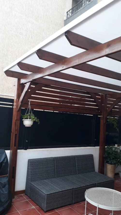 Pergola en bois rouge
