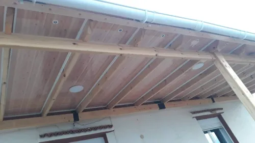 Pergola en bois rouge