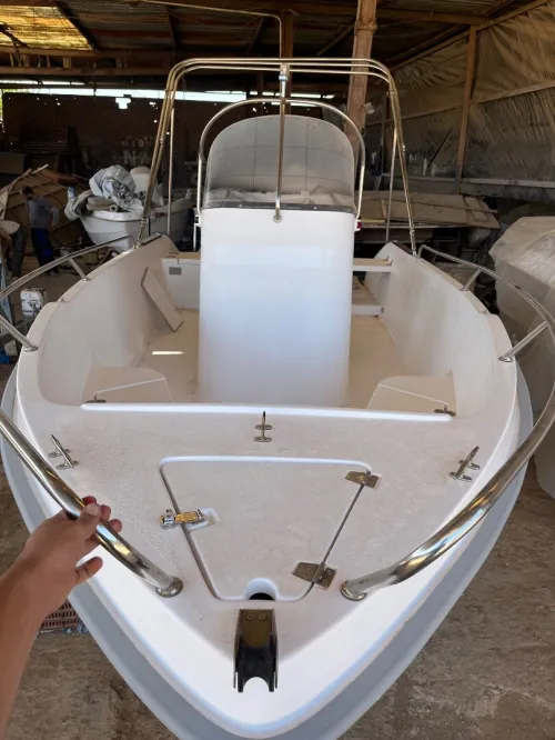 Hors bord avec moteur 60 suzuki jamais utiliser 