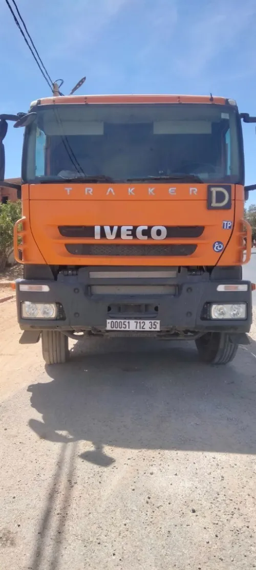 IVECO TRAKKER PLATEAU 2012