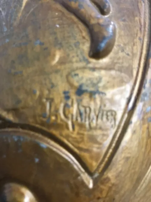 Vase signé bronze.