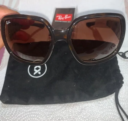 Lunette de soleil pour femme marque Ray Ban