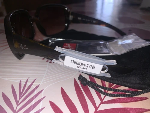 Lunette de soleil pour femme marque Ray Ban
