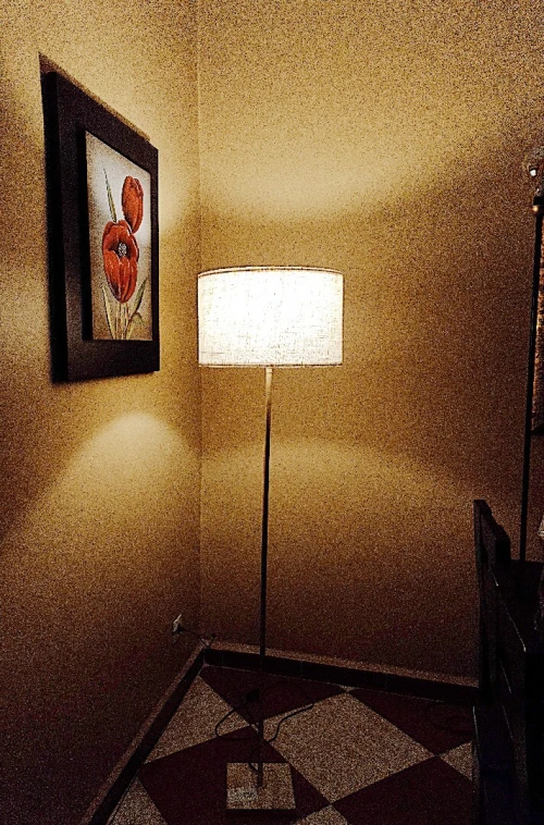 Lampadaire abat-jour couleur beige clair, socle en marbre beige, pied doré, hauteur 1m58cm