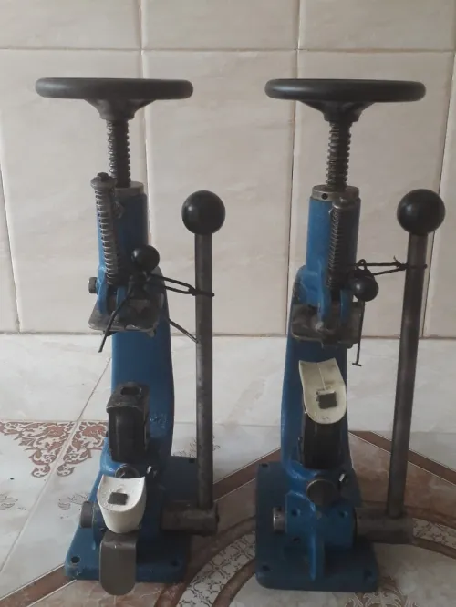 آلات خاصة بصناعة الأحذية