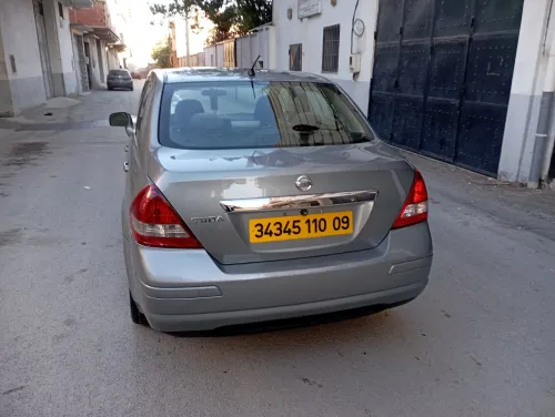 Nissan Tiida 4 portes 2010 Tiida 4 portes