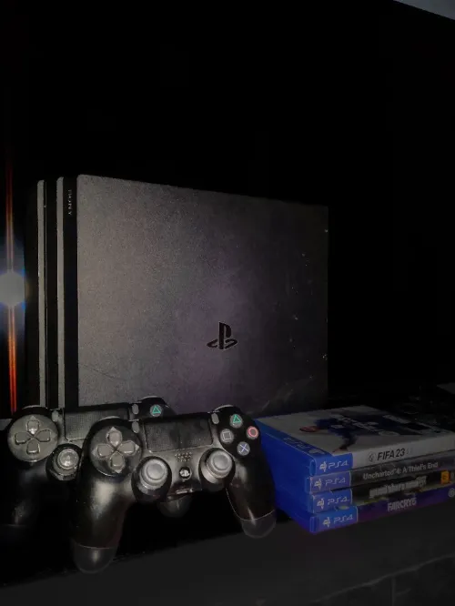 Ps4 pro 1 to + 2 manette originales et 4 jeux