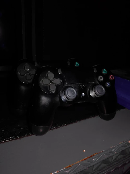 Ps4 pro 1 to + 2 manette originales et 4 jeux