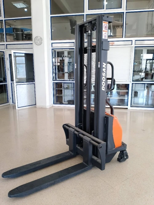 Gerbeur semi électrique Doosan 