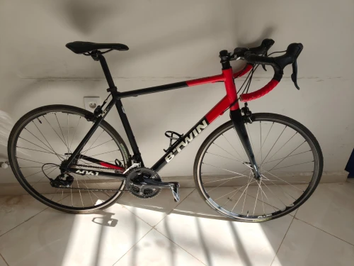 Vélo de route cyclotourisme Btwin triban 520