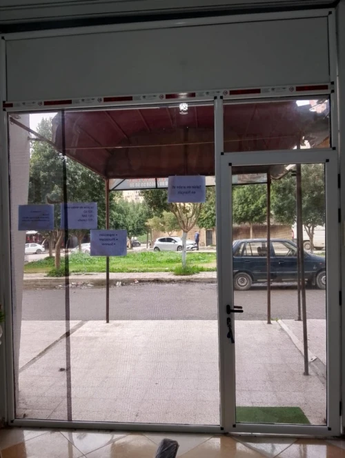 Vitrine à vendre Très bon état Dimensions Largeur : 2,30 m Hauteur : 2,05 m Aluminium + verre
