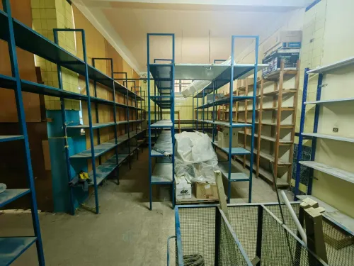 بيع تجهيزات محل كاملة: رفوف تخزين معدنية + رفوف خشبية + كنتوار
