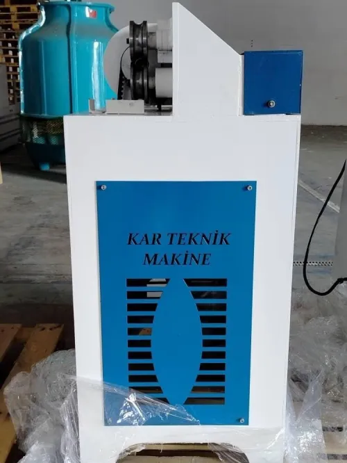 Machine de filetage pour manches à balai et frottoir 