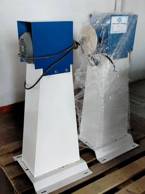 Machine de filetage pour manches à balai et frottoir 