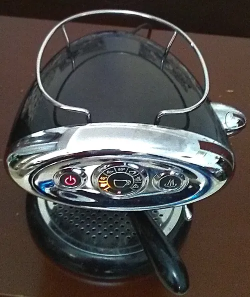 Machine pour café moulu avec capsule métallique rechargeable.