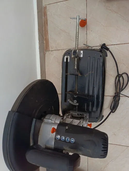 Tronçonneuse électrique sur table
