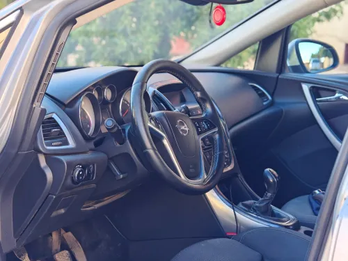 Opel Astra 4 portes 2014 Cosmo