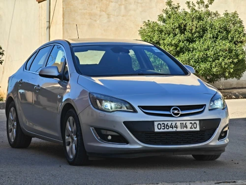 Opel Astra 4 portes 2014 Cosmo