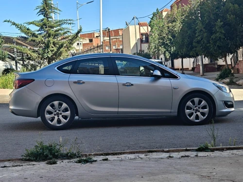 Opel Astra 4 portes 2014 Cosmo