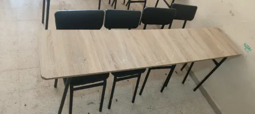 Tables et chaises scolaires
