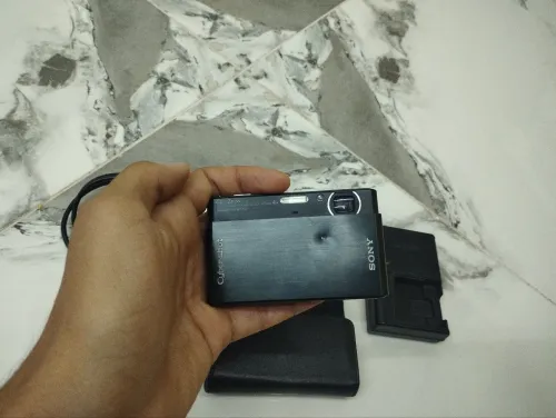 Camera Sony Cyber-shot T77 compact camera 