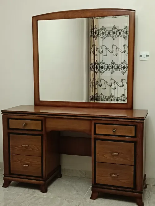 Vends grande coiffeuse en bois Hêtre avec tiroirs cachés (en Excellente état)