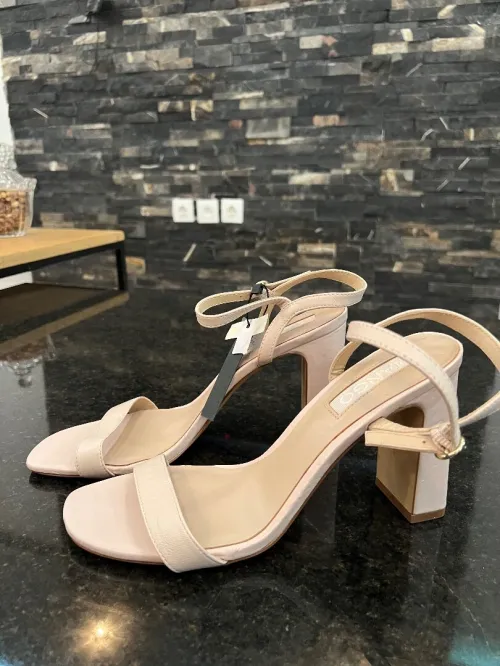 Sandale Mango en véritable cuir jamais porté neuf pointure 39 40